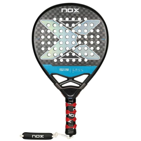 Paleta Nox AT10 Genius 12K 2024 con diseño en carbono y goma EVA, ideal para jugadores de pádel.