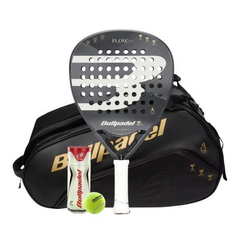 Combo Bullpadel Flow Legend 2026 Ale Salazar: paleta de pádel negra con detalles dorados, paletero Flow negro, tubo de pelotas y pelota sobre fondo blanco.