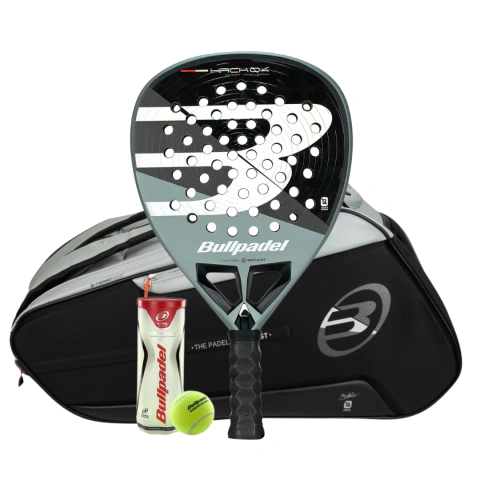 Combo de paleta Bullpadel Hack 04 2026 Paquito Navarro con paletero gris verdoso, tubo de pelotas y overgrip, ideal para jugadores de pádel en Argentina.