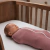 Charutinho Abraço Rosa – Acalma o sono do bebê de 0 a 3 meses - Com Carinho Baby