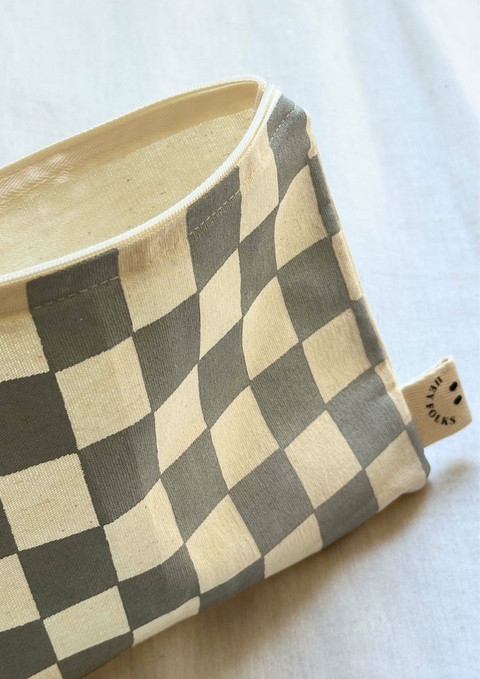 Necessaire quadriculada