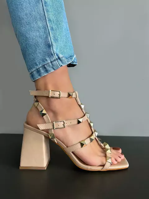 Sandália Tachas Tiras Salto Bloco Nude