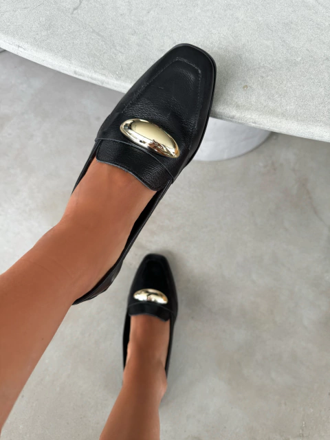 Mocassim Preto Couro Detalhe Dourado - comprar online