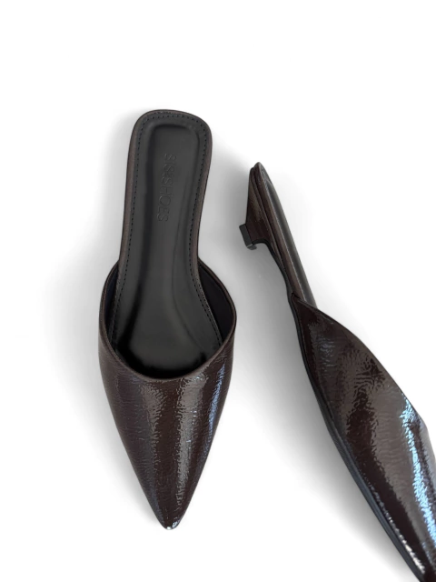 Mule Verniz Marrom Salto Baixo Bico Fino - comprar online