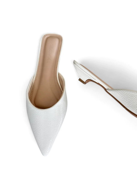 Mule Verniz Off White Salto Baixo Bico Fino - comprar online