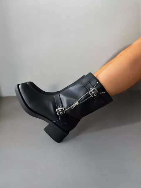 Bota Preta Cano Médio Zíper Fivelas - comprar online