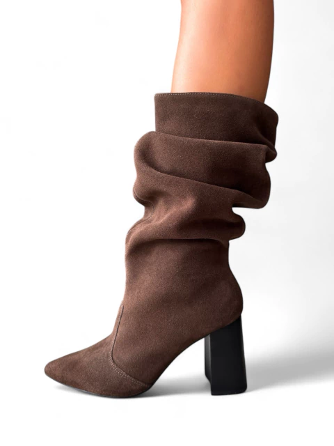 Bota Marrom Couro Camurça Salto Bloco Slouch - comprar online