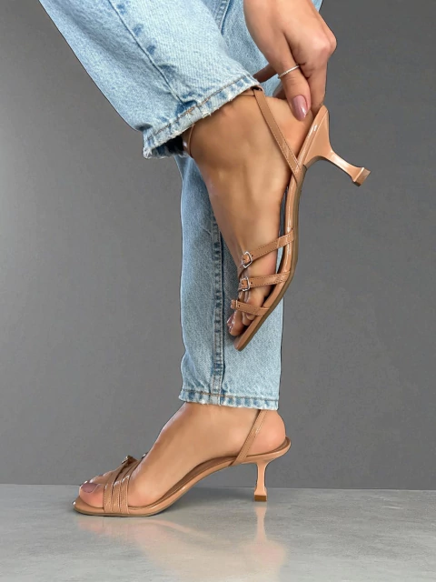 Sandália Verniz Salto Médio Tiras Fivelas Nude - comprar online