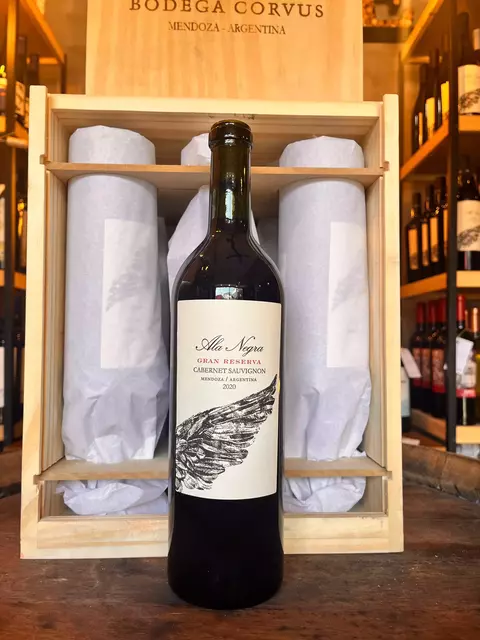 Botella de vino Ala Negra Gran Reserva Cabernet Sauvignon en caja de madera con papel de seda.
