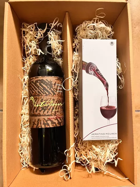 Caja de regalo con una botella de vino Gran Reserva y un pico aireador