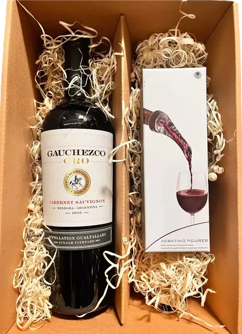 Caja de regalo con una botella de vino Gran Reserva y un pico aireador