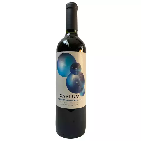 Botella de vino tinto Caelum Cabernet Sauvignon con etiqueta blanca y diseño de círculos azules