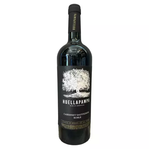Botella de vino tinto Huella Pampa Roble Cabernet Sauvignon con etiqueta negra y dibujo de un árbol blanco