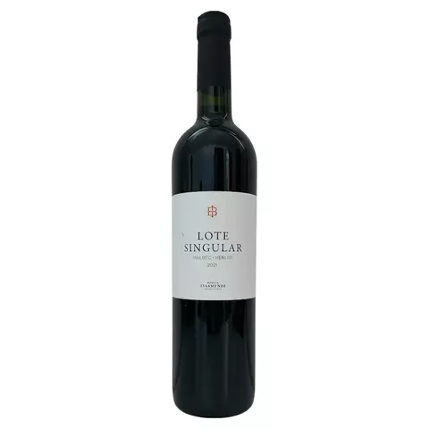 Botella de vino tinto Isasmendi Lote Singular Malbec-Merlot con etiqueta blanca