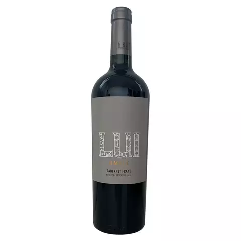 Botella de vino tinto, con etiqueta gris letras blancas y dorada