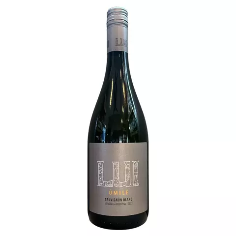 Botella de vino blanco con etiqueta gris y letras en color blanco, negro y dorado