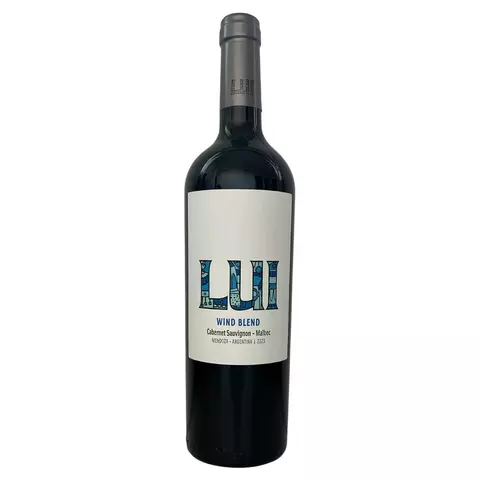 Botella de vino tinto con etiqueta blanca y letras en colores