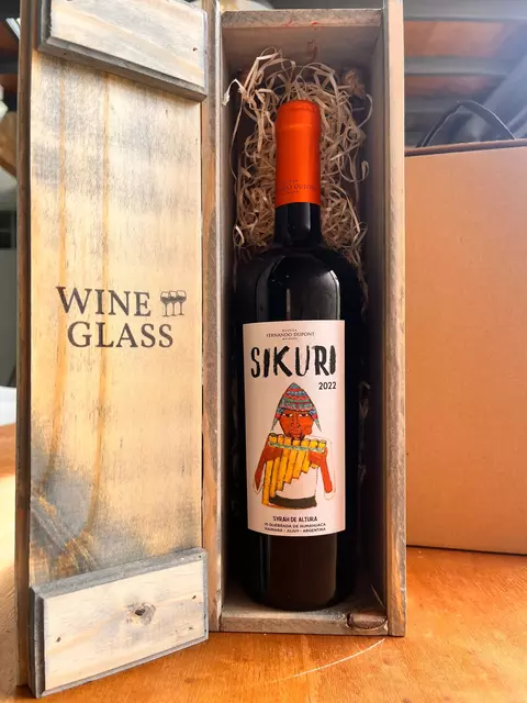 Botella de vino Syrah Sikuri 2022 en estuche de madera con relleno de virutas