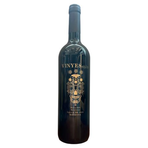 Botella de vino Vinyes Ocults Gran Reserva Merlot, con un diseño de calavera en la etiqueta.
