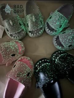 Chanclas Sharklas Galaxy Tiburon BRILLAN EN LA OSCURIDAD importadas - comprar online