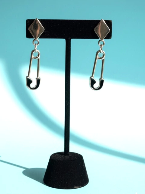 Brincos em base losango com pingente de níquel - comprar online