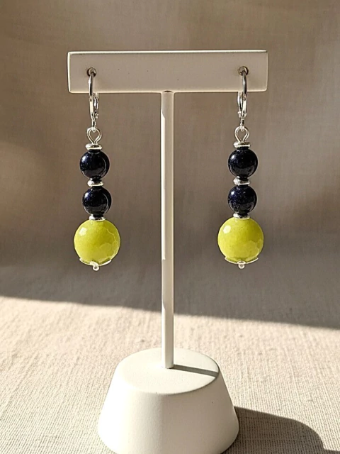 Brincos mini argola com esfera facetada de jade verde e pedras estrela - comprar online