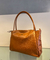 Bolsa Shopping Marrom Couro Grande Tag Metal - S2v - Revendedor Oficial Arezzo