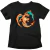 Camiseta preta com estampa do Pokémon Charizard em destaque, mostrando o personagem em cores vibrantes.
