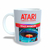Caneca branca com estampa do jogo Space Invaders da Atari, apresentando o título em destaque e uma imagem de uma espaçonave.