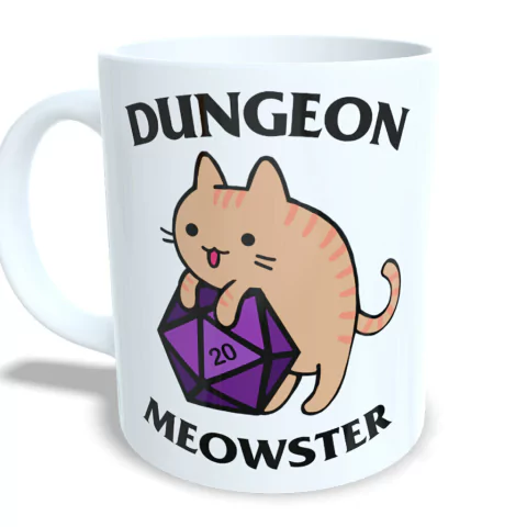 Caneca Dungeons and Dragons com um gatinho como mestre de jogo segurando um dado roxo de 20 lados.