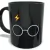 Caneca preta com óculos e símbolo de raio, inspirada em Harry Potter.