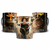 Caneca do jogo Resident Evil com imagem da protagonista em ação, segurando armas em meio a explosões.