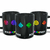 Caneca de RPG preta com dados coloridos e a frase "ROLL with PRIDE".