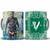 Caneca inspirada na série Vikings, mostrando Floki de um lado e um design verde com o logo da série do outro.