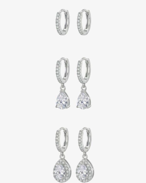 Trio de brincos de argola banhado a prata cravejado de zircônias, sendo o primeiro par simples, o segundo com pingente de zircônia em formato de got