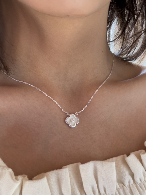 Collar Flor nacarada - comprar online