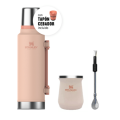 Combo Stanley que incluye un termo de 1.4 litros, un mate de 236 ml y una bombilla tipo cuchara.