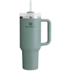 Vaso Quencher H2.0 FlowState™ de Stanley, color verde, con diseño ergonómico y tapa con sorbete.