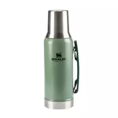 Termo Stanley Mate-System de color verde, fabricado en acero inoxidable, ideal para mantener bebidas calientes o frías.