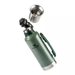 Termo Stanley Mate-System de color verde, con tapa negra y vaso de acero inoxidable.