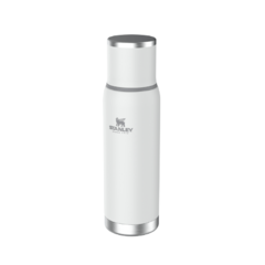 Termo Stanley Adventure To-Go de 1 litro, color blanco, ideal para mantener bebidas calientes o frías durante aventuras al aire libre.