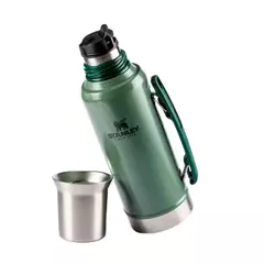 Termo Stanley Mate-System original de color verde, con un vaso de acero inoxidable al lado.