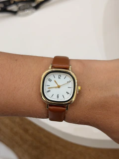 RELÓGIO MILANO CARAMELO DOURADO E FUNDO BRANCO