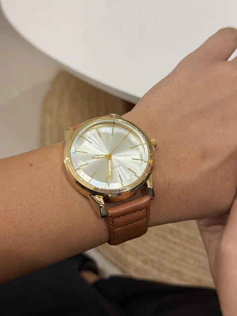 RELÓGIO IMPERIUM CARAMELO E DOURADO FUNDO BRANCO
