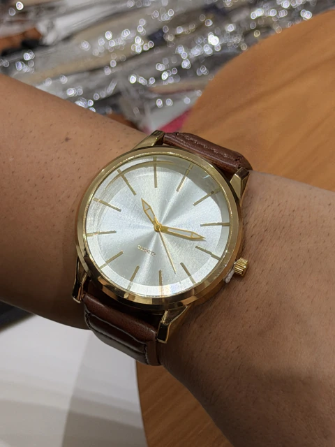 RELÓGIO IMPERIUM CAFÉ DOURADO FUNDO BRANCO