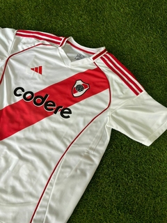 CAMISETA TITULAR DE RIVER + CAMISETA ALTERNATIVA DE REGALO en internet