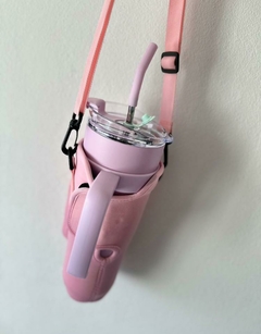 BOLSO FUNDA 1.2L C/CORREA PREMIUM PARA VASO QUENCHER STANLEY™ - SatisFaction™ - Satisfaction-Shop