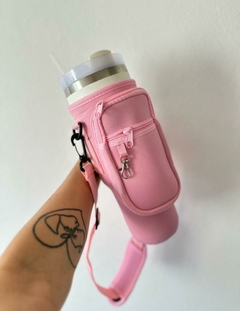 Imagen de BOLSO FUNDA 1.2L C/CORREA PREMIUM PARA VASO QUENCHER STANLEY™ - SatisFaction™