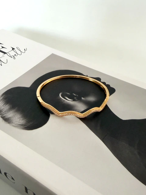 Bracelete ondas cravejado dourado
