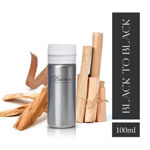 Frasco de fragancia Black To Black Vainilla Oriental de 100ml, rodeado de madera amaderada.